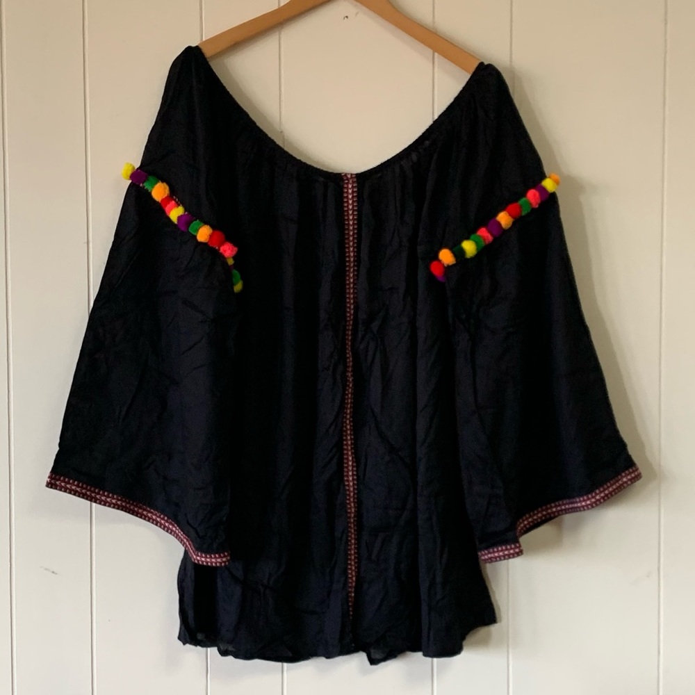 🌈 POM POM black shirt! Cute!
